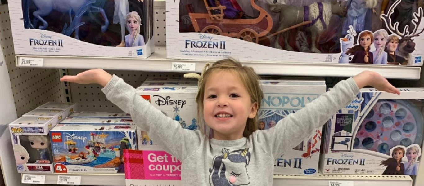 Μητέρα ξεγελάει την κόρη της όταν ζητά παιχνίδια από τα μαγαζιά - Θα το κάνετε κι εσείς! (φώτο)